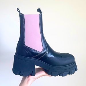 GANNI chunky Chelsea Boots in Pink
** AUTHENTIC BRAND NEW **